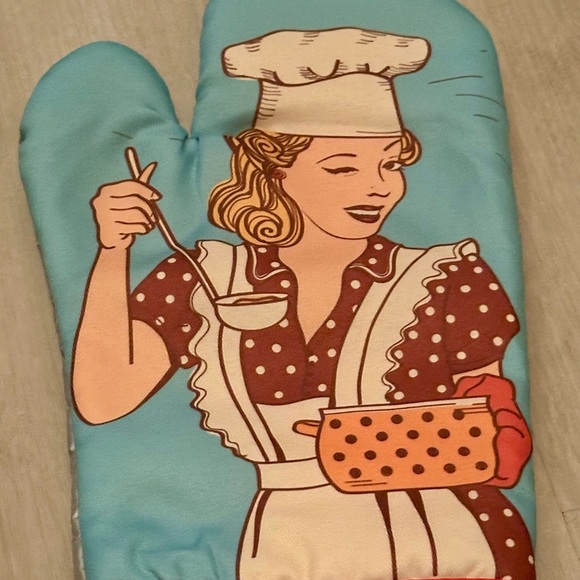Vintage Oven Mitt & Pot Holder Set - Retro Woman Design, Heat Resistant, Decor - Picture 4 of 13